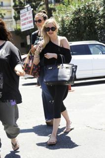 Ashlee Simpson feet photo thumbnail