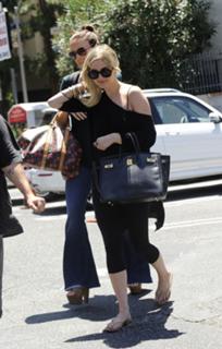 Ashlee Simpson feet photo thumbnail