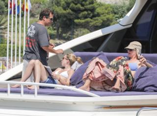 Uma Thurman feet photo thumbnail