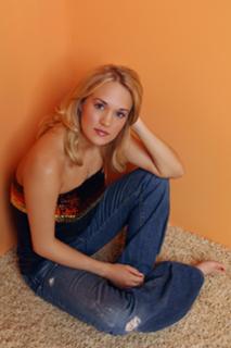 Carrie Underwood feet photo thumbnail
