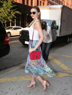 Miranda Kerr feet photo thumbnail