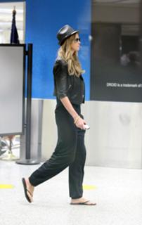 Elle Macpherson feet photo thumbnail