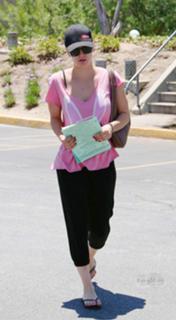 Kaley Cuoco feet photo thumbnail