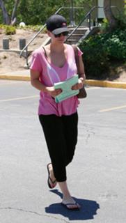 Kaley Cuoco feet photo thumbnail