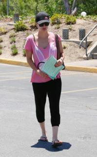 Kaley Cuoco feet photo thumbnail