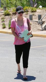 Kaley Cuoco feet photo thumbnail