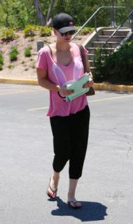 Kaley Cuoco feet photo thumbnail