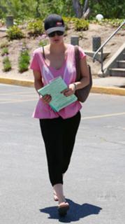 Kaley Cuoco feet photo thumbnail