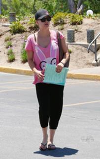 Kaley Cuoco feet photo thumbnail