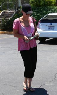 Kaley Cuoco feet photo thumbnail