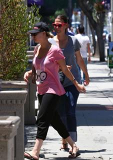 Kaley Cuoco feet photo thumbnail