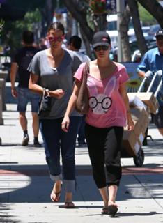 Kaley Cuoco feet photo thumbnail