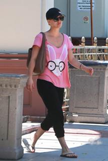 Kaley Cuoco feet photo thumbnail