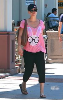 Kaley Cuoco feet photo thumbnail