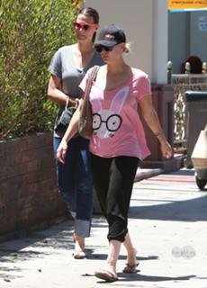 Kaley Cuoco feet photo thumbnail