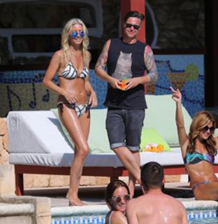 Denise Van Outen feet photo thumbnail