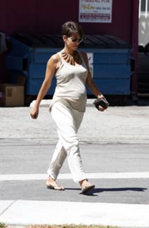 Halle Berry feet photo thumbnail