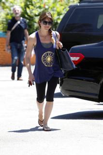 Selma Blair feet photo thumbnail