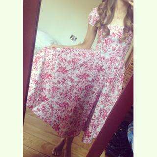 Ariana Grande feet photo thumbnail
