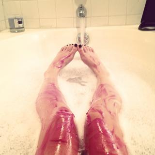 Emily Osment feet photo thumbnail