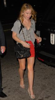 Tara Lipinski feet photo thumbnail