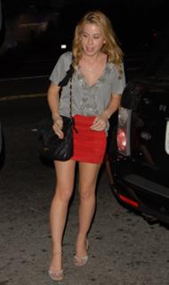 Tara Lipinski feet photo thumbnail