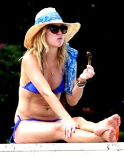 Kate Hudson feet photo thumbnail