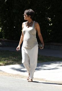 Halle Berry feet photo thumbnail