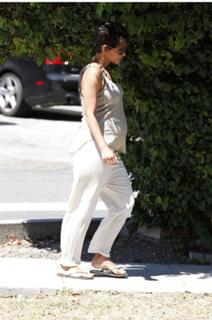 Halle Berry feet photo thumbnail