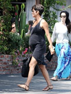 Halle Berry feet photo thumbnail