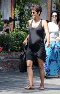 Halle Berry feet photo thumbnail