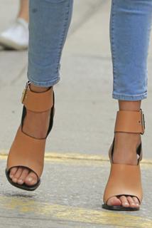 Doutzen Kroes feet photo thumbnail