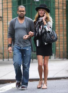 Cat Deeley feet photo thumbnail