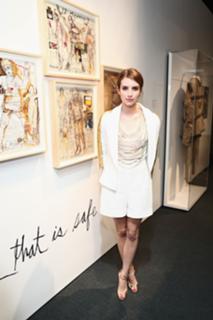 Emma Roberts feet photo thumbnail