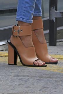 Doutzen Kroes feet photo thumbnail