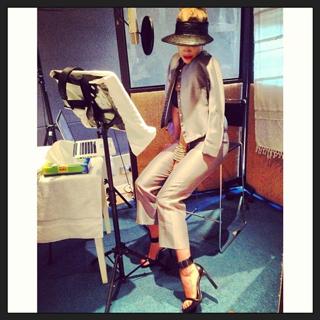 Rita Ora feet photo thumbnail