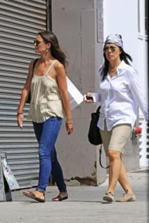 Katie Holmes feet photo thumbnail