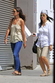 Katie Holmes feet photo thumbnail