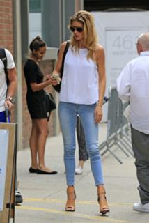 Doutzen Kroes feet photo thumbnail