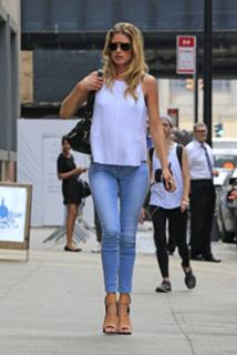 Doutzen Kroes feet photo thumbnail