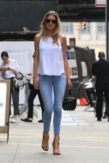 Doutzen Kroes feet photo thumbnail