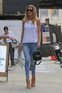 Doutzen Kroes feet photo thumbnail