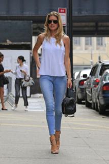 Doutzen Kroes feet photo thumbnail