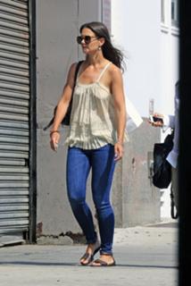 Katie Holmes feet photo thumbnail