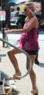 Naomi Watts feet photo thumbnail