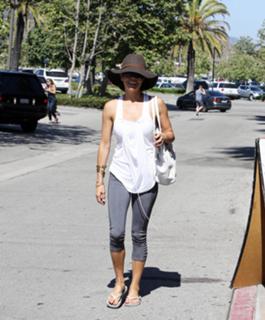 Brooke Burke feet photo thumbnail