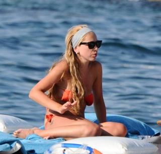 Hadise feet photo thumbnail