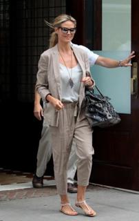 Heidi Klum feet photo thumbnail