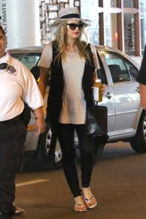 Fergie feet photo thumbnail