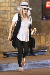 Fergie feet photo thumbnail